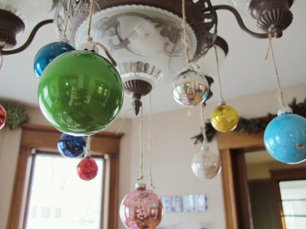 Holiday chandelier decorations - last-minute DIY decorating ideas