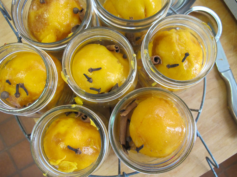 How to can peaches with spices