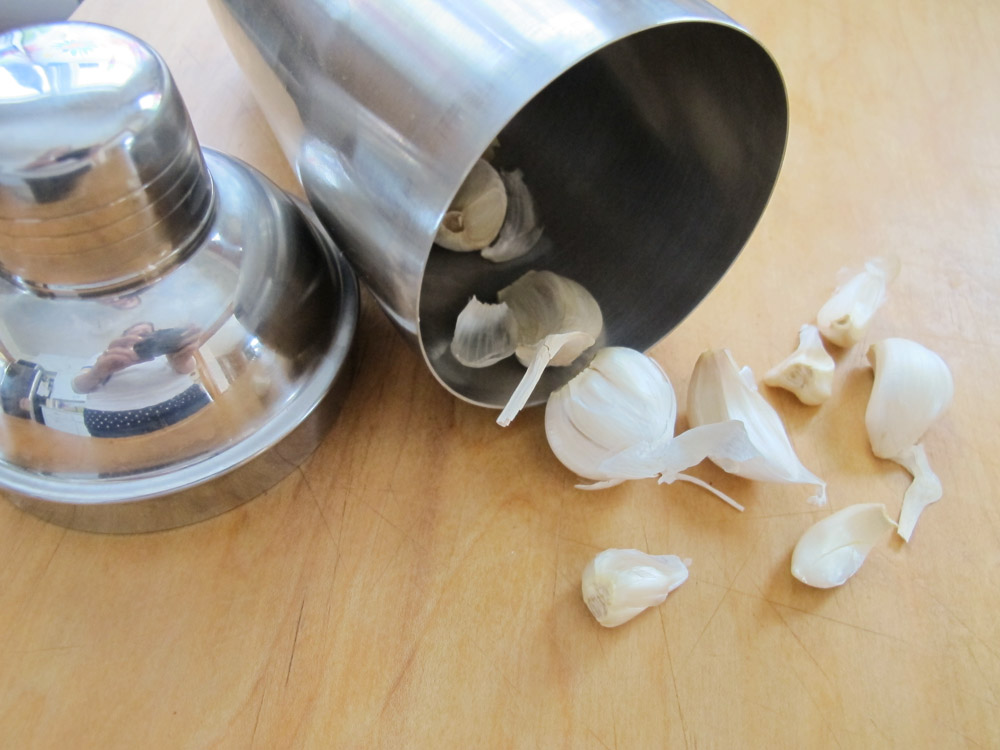 The fastest + easiest way to peel garlic cloves Rosy Blu